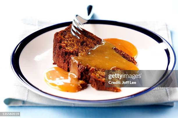 sticky toffee pudding - sticky foto e immagini stock