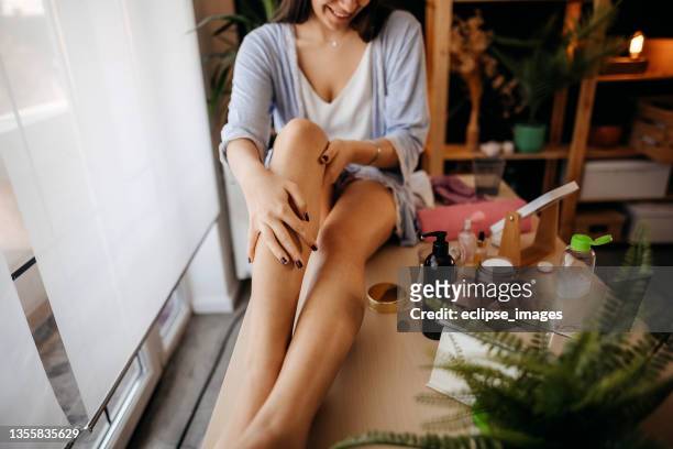 beautiful woman nurtures her legs - hair removal 個照片及圖片檔