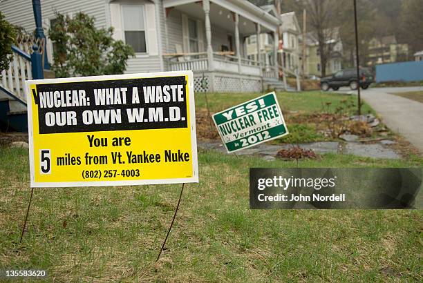 protest signs on yard for a nuclear free vermont in brattleboro, vermont, usa on tuesday, 26 april 2011. six miles from these homes is the vermont yankee nuclear power plant. vermont yankee's reactor is the same model as those at the troubled fukushima d - nuclear plant america stock pictures, royalty-free photos & images