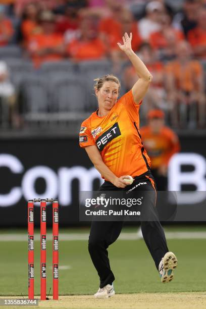 Sophie Devine of the Scorchers bowls during the Women's Big Bash League Final match between the Perth Scorchers and the Adelaide Strikers at Optus...