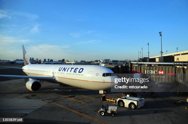 united airlines boeing 767 at newark liberty international airport terminal c, newark, new jersey, usa - aeroporto internacional de newark imagens e fotografias de stock