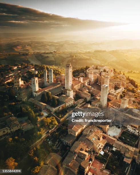 san gimignano luftaufnahme - san gimignano stock-fotos und bilder