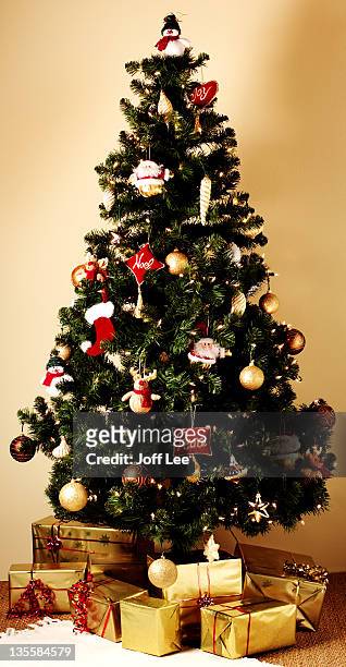 christmas tree with presents - christmas trees fotografías e imágenes de stock