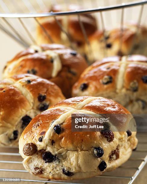 hot cross buns on cooling rack - rozijn stockfoto's en -beelden