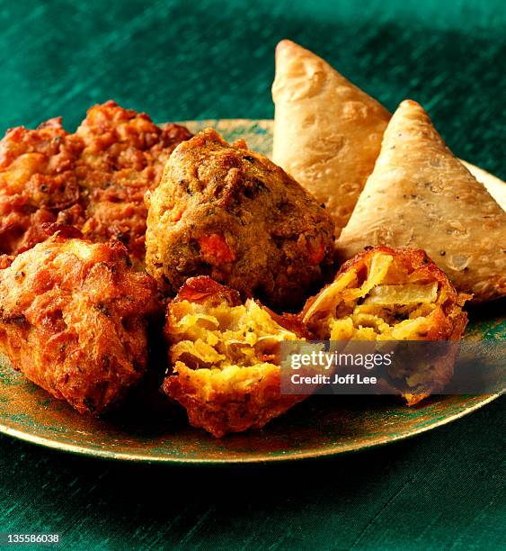 onion bhajis and samosas - samosa stock pictures, royalty-free photos & images