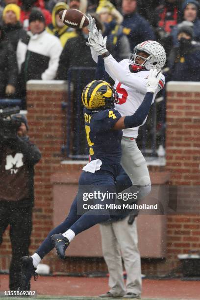 Garrett Wilson of the Ohio State Buckeyes catches a touchdown pass over Vincent Gray of the Michigan Wolverines during the second quarter at Michigan...