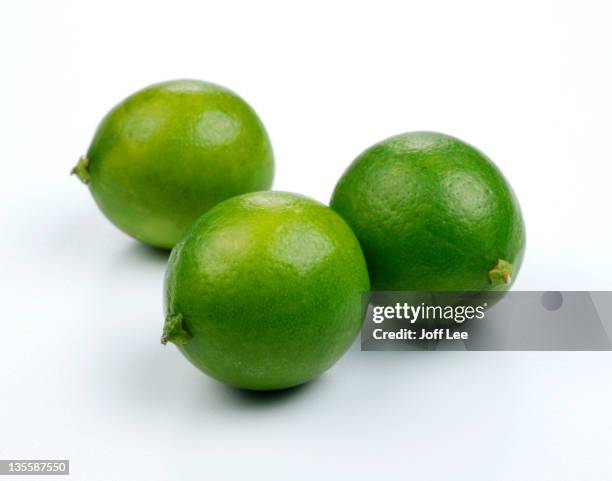 whole limes - lime fotografías e imágenes de stock