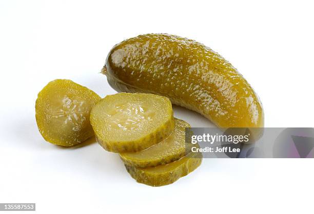 gherkin - sliced pickles fotografías e imágenes de stock