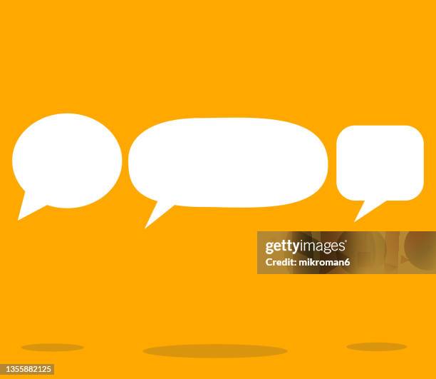 illustration of a speech bubble indicating conversation - bulle de dialogue photos et images de collection
