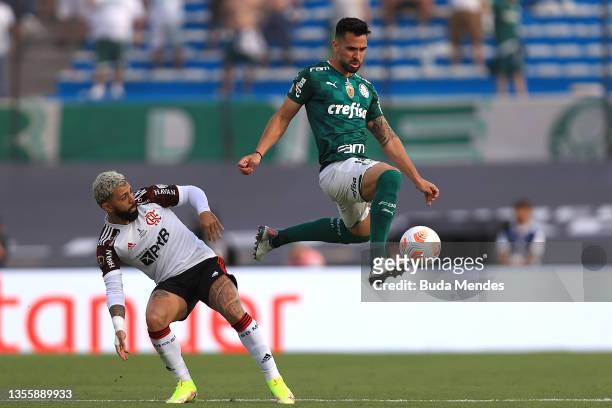 Luan Garcia of Palmeiras controls the ball against Gabriel Barbosa of Flamengo during the final match of Copa CONMEBOL Libertadores 2021 between...