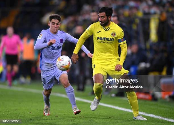 Raul Albiol of Villarreal CF is challenged by Gavi of FC Barcelona during the La Liga Santander match between Villarreal CF and FC Barcelona at...