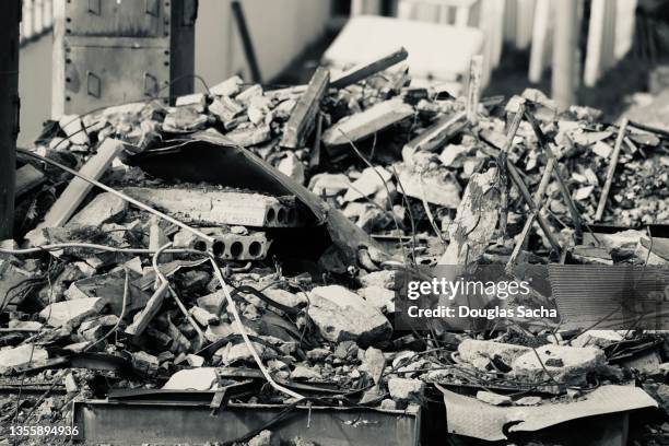 crumbled debris from a building collapse - escombros material imagens e fotografias de stock