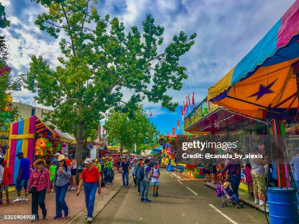 gesättigte calgary stampede midway - fairgrounds festival 2017 stock-fotos und bilder