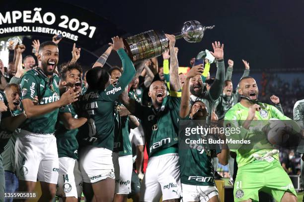 Felipe Melo of Palmeiras lifts the Champions Trophy of Copa CONMEBOL Libertadores after the final match of Copa CONMEBOL Libertadores 2021 between...