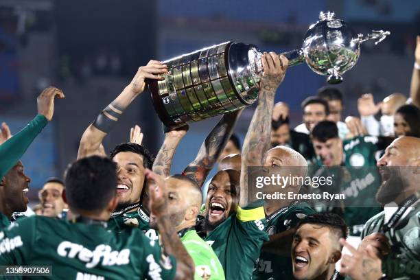 Felipe Melo of Palmeiras lifts the Champions Trophy of Copa CONMEBOL Libertadores after the final match of Copa CONMEBOL Libertadores 2021 between...