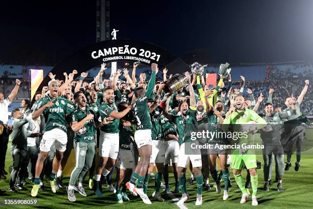 Felipe Melo of Palmeiras lifts the Champions Trophy of Copa CONMEBOL Libertadores after the final match of Copa CONMEBOL Libertadores 2021 between...