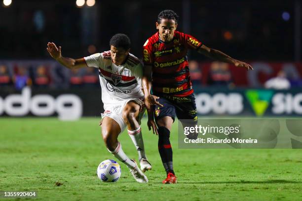 Gabriel Sara of São Paulo and Everton Felipe of Sport compete for the ball during the match between Sao Paulo and Sport Recife as part of Brasileirao...