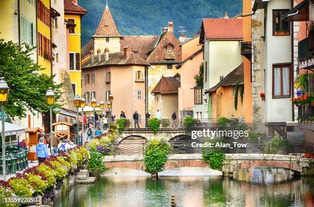 old town street view in annecy, france - annecy stockfoto's en -beelden