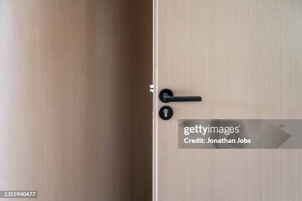 spacious, clean, bright open wooden door - clean house stockfoto's en -beelden