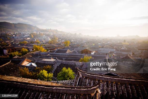 chinese style old town at early morning - lijiang bildbanksfoton och bilder
