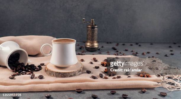 濃い灰色の背景にコーヒー豆、古い手動コーヒーグラインダーとトルコのコーヒー。クリームショールにコーヒー豆をプレゼントした画像。 - ショール ストックフォトと画像