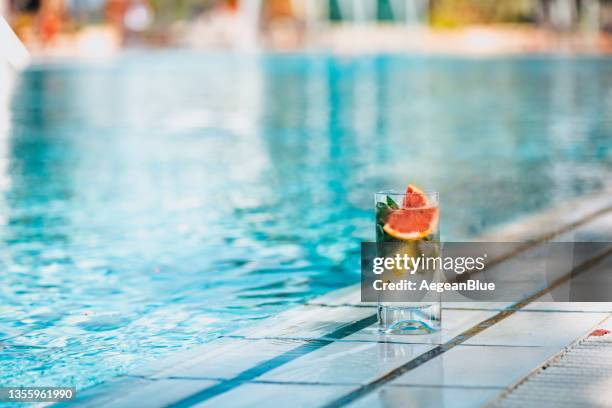 delicious cocktail by the pool - cocktails water stock pictures, royalty-free photos & images