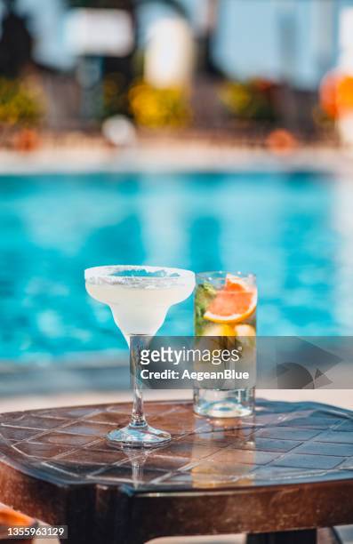 delicious cocktail by the pool - pool refreshment stock pictures, royalty-free photos & images