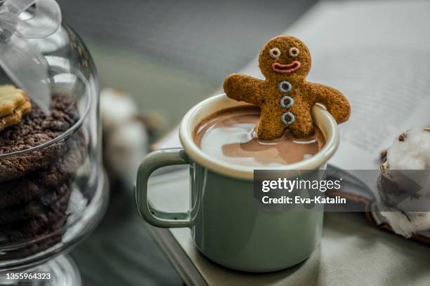 winter mood - gingerbread men stockfoto's en -beelden