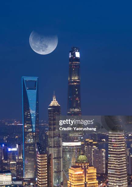 half moon over shanghai city  skyin night,lujiazui building - shanghai world financial center - fotografias e filmes do acervo
