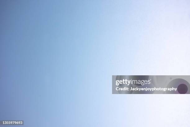 full frame shot of gradient blue sky - light blue stockfoto's en -beelden