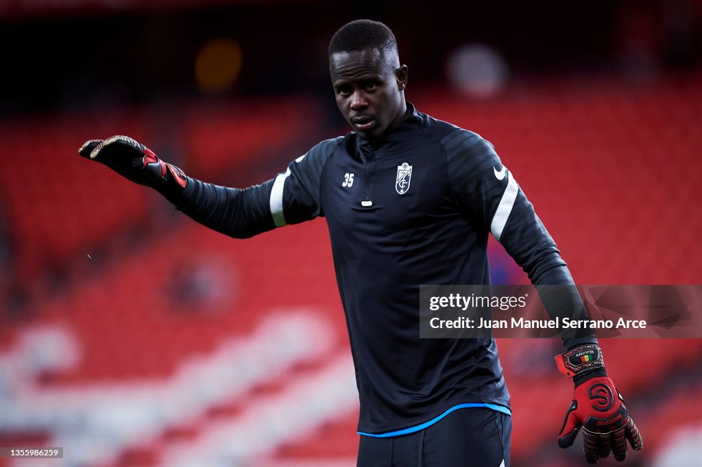 Goalkeeper expelled after attempting to assault a fan who racially insulted him