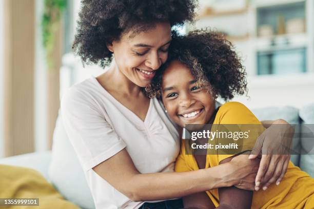 loving mother - preadolescent kind stockfoto's en -beelden