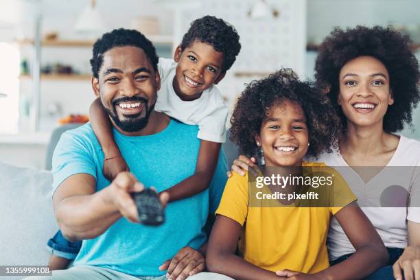 parents and children watching tv together - black culture stock pictures, royalty-free photos & images