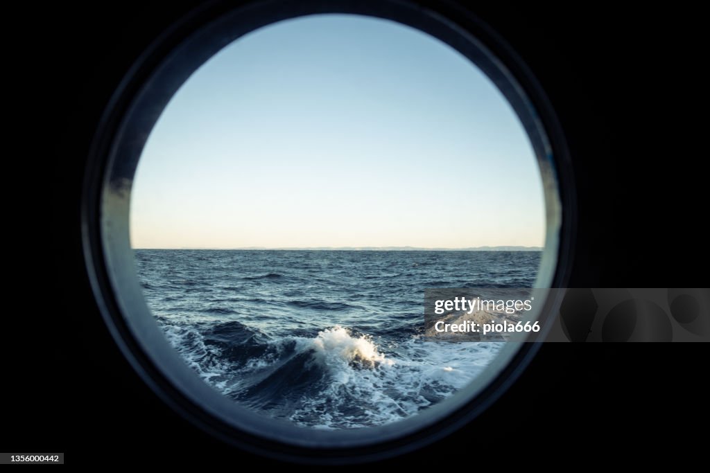 Vista sobre un mar agitado, con olas del océano abierto desde un barco