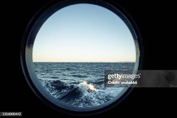 vue sur une mer agitée, avec des vagues de l’océan depuis un bateau - yacht night photos et images de collection