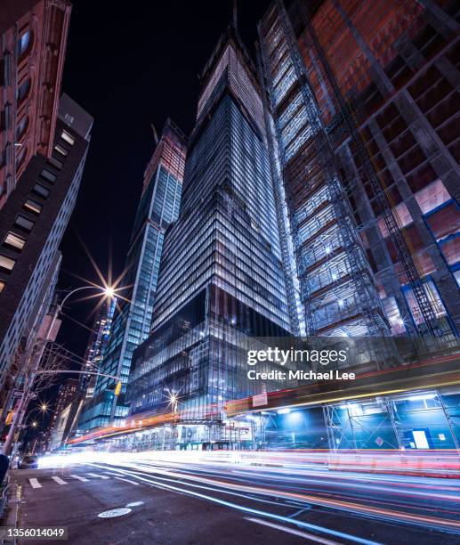 tenth avenue light trails and construction at hudson yards in new york - movimiento velocidad vida en la ciudad rastros de luz fotografías e imágenes de stock