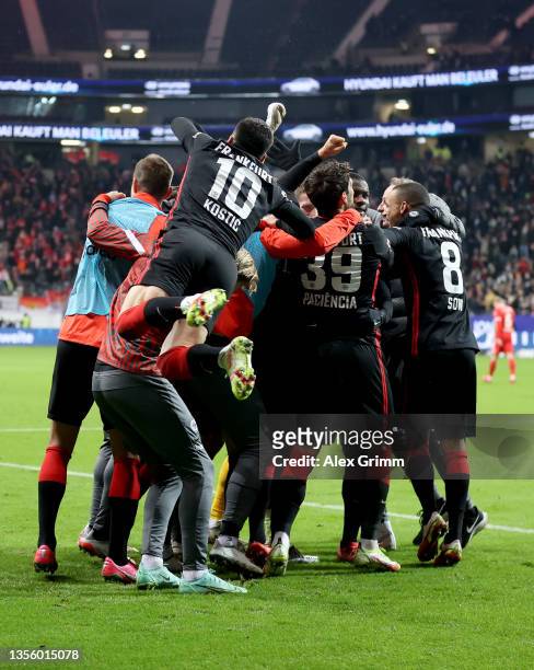 The team of Eintracht Frankfurt celebrates Obite Evan Ndicka's 2-1 goal with teammates during the Bundesliga match between Eintracht Frankfurt and 1....