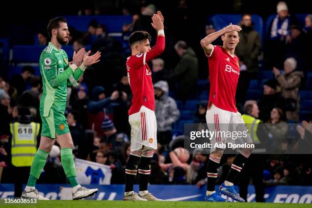 David de Gea and Alex Telles of Manchester United applaud the fans after the Premier League match between Chelsea and Manchester United at Stamford...