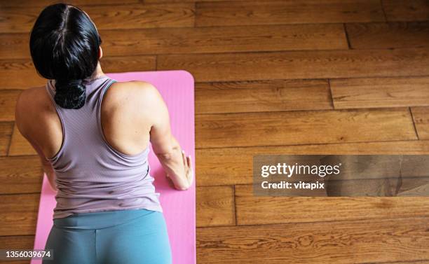 yoga a casa - zona lombare foto e immagini stock