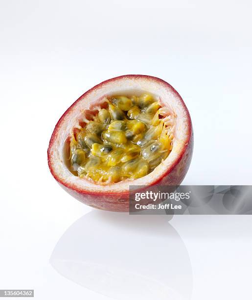 passion fruit - passievrucht stockfoto's en -beelden