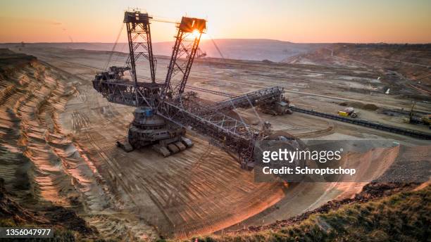 extraction de lignite à ciel ouvert - vue aérienne - coal mine stock photos et images de collection