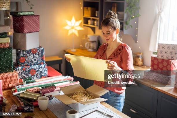 preparare i regali di natale - avvolto foto e immagini stock