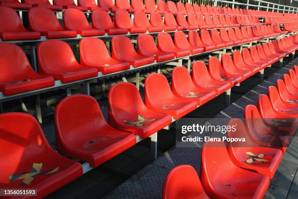 empty red seats at the sports arena during lockdown time - evenement zonder publiek stockfoto's en -beelden
