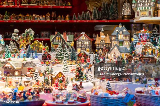 market stall selling christmas decorations and gifts - market stall stock pictures, royalty-free photos & images