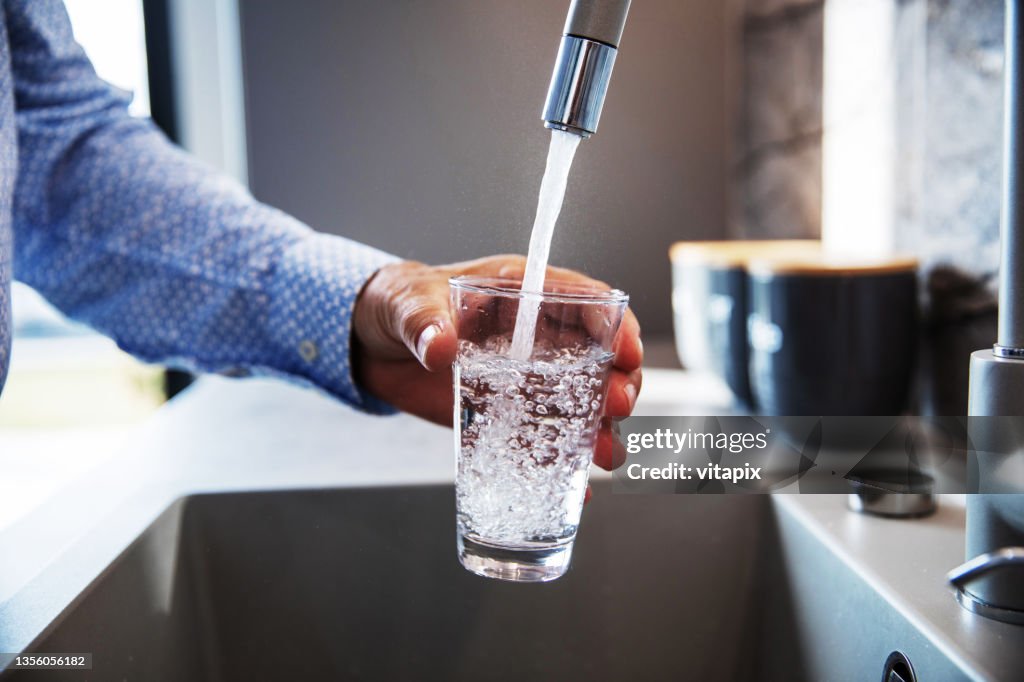 El hombre se derrama agua