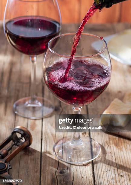 glass of red win - vino tinto fotografías e imágenes de stock