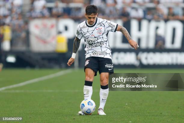 Fagner of Corinthians controls the ball during the match between Corinthians and Athletico Paranaense as part of Brasileirao Series A 2021 at Neo...
