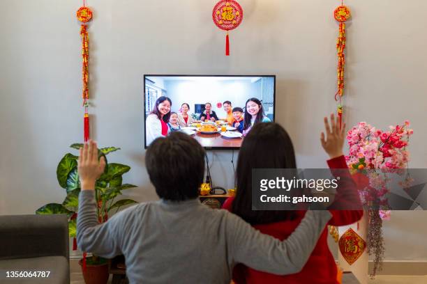 technologie hilft der familie, während des chinesischen neujahrs in verbindung zu bleiben - 39 year old stock-fotos und bilder