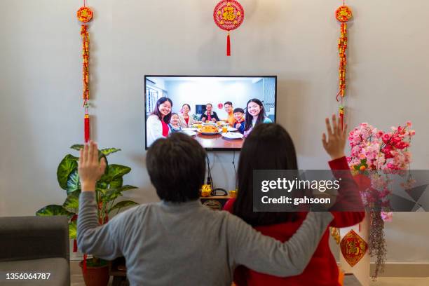 la tecnología ayuda a la familia a mantenerse conectada durante el año nuevo chino - all australian dinner fotografías e imágenes de stock