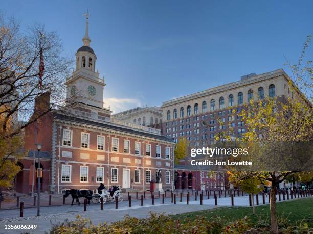 independence hall in autumn - independence hall stock pictures, royalty-free photos & images